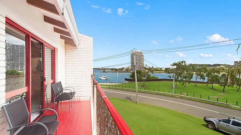 Coral Gardens unit 2 - Water views and easy walk to Twin Towns Services Club - Image 1