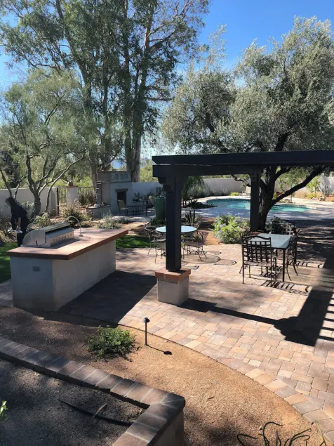 Serene, tree-shaded, mid-century retreat with beautiful views of the Catalinas - Image 1