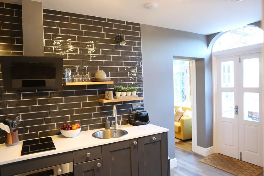 no 12 - Stunning Self Check-in Apartments in Worcester Centre - Image 1