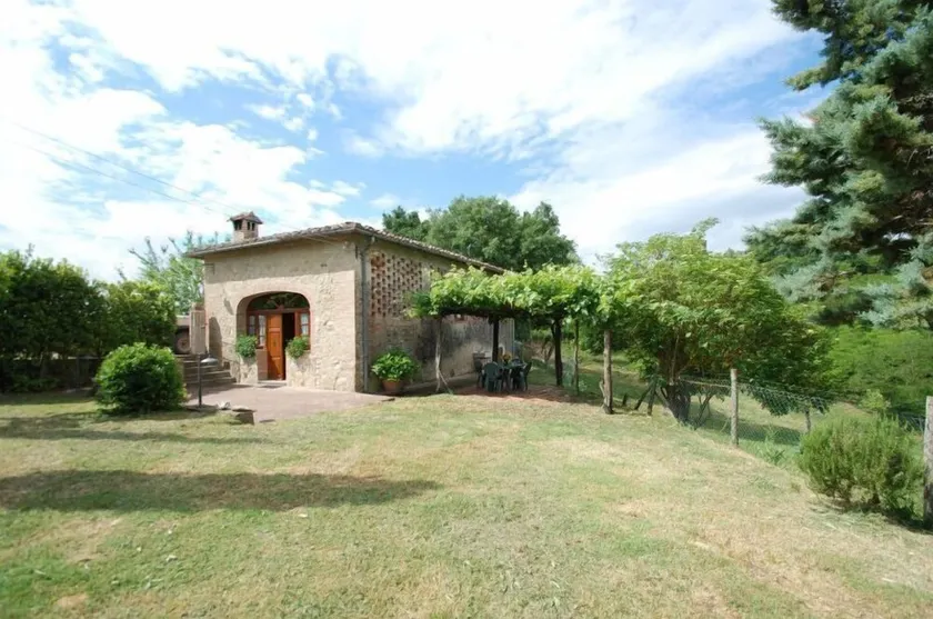 37 km. westlich von Siena entfernt liegt dieses kleine Landhaus, das erst kürzlich renoviert wurde u - Image 1