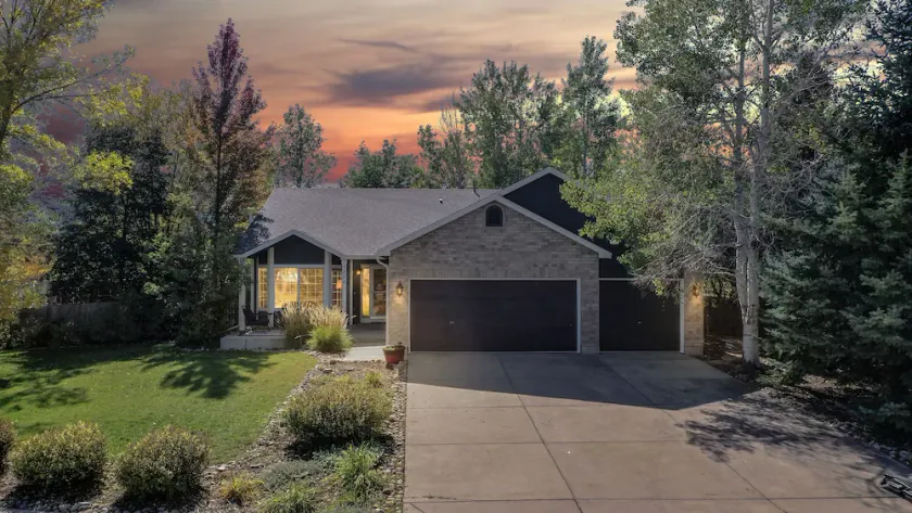 Hot Tub, Luxury King Bed & Yard Games ~ Quiet & Serene w Incredible Yard - Image 1