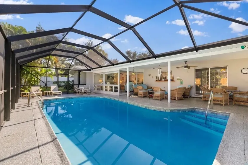 Centrally located 2 Bdrm on Orchid Island, Private Pool, Walk to Beaches & Parks - Image 1