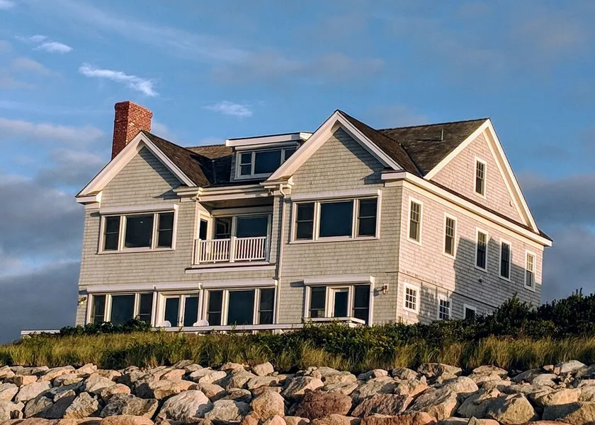 Lyx Waterfront Home med privat strand på Cape Cod Bay - Image 1