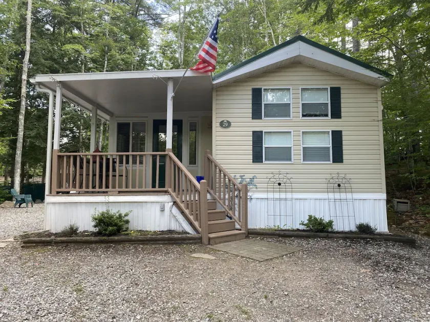 Point Sebago 3 BR, 1.5 bath Maine lake cottage near beach on Purple Rd - Image 1