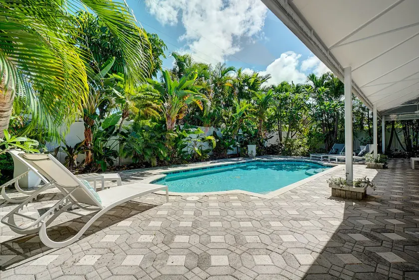 Entire home with a resort style pool.  Close to beaches, shopping & resturants. - Image 1