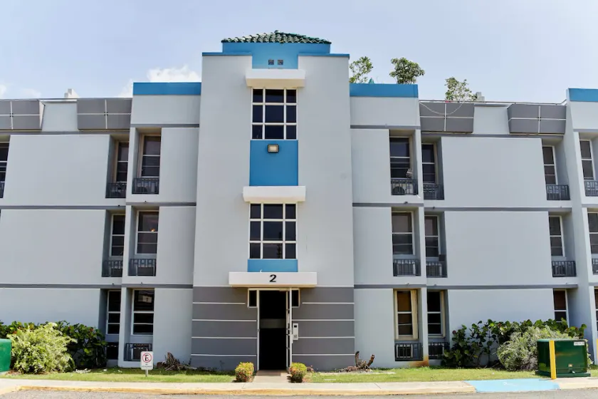 3BDR Condo, WIFI, Balcony, Parking, Pool, AC, 2 min from the Beach - Image 1