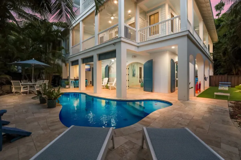 Banyan Beach: Steps to Beach, Pool, Game Room, Putting Green by Anna Maria Life Vacation Rentals - Image 1