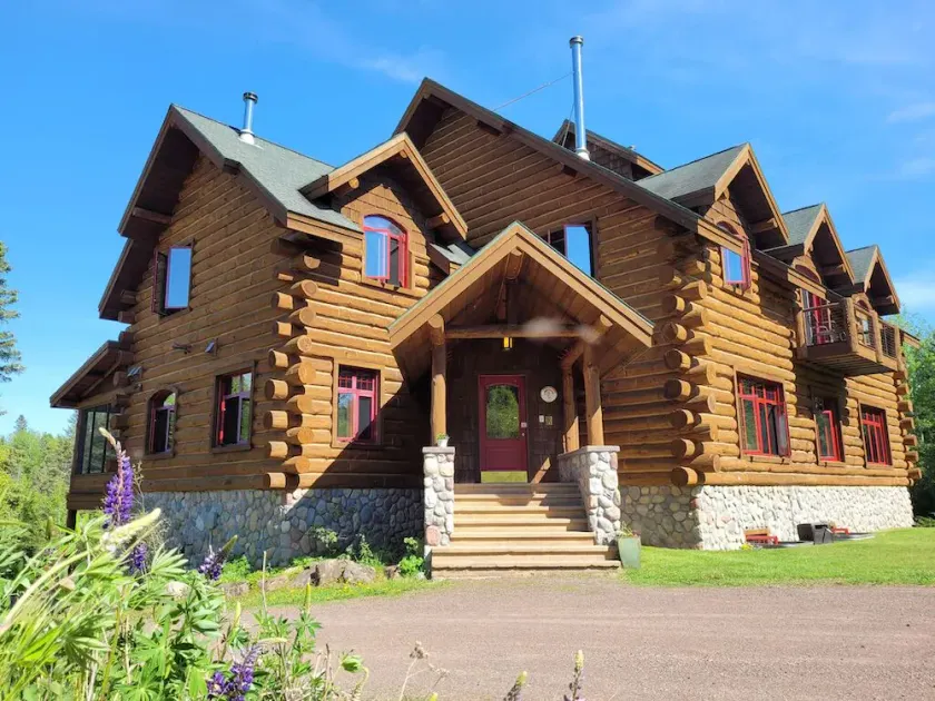 Tettegouche Lodge 8BR-6.5Bath & 32 acres of outdoors relaxation ON Baptism River - Image 1