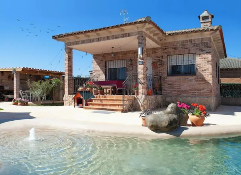 Charming rural house for 4 people, parking, porch, barbecue and swimming pool. - Image 1