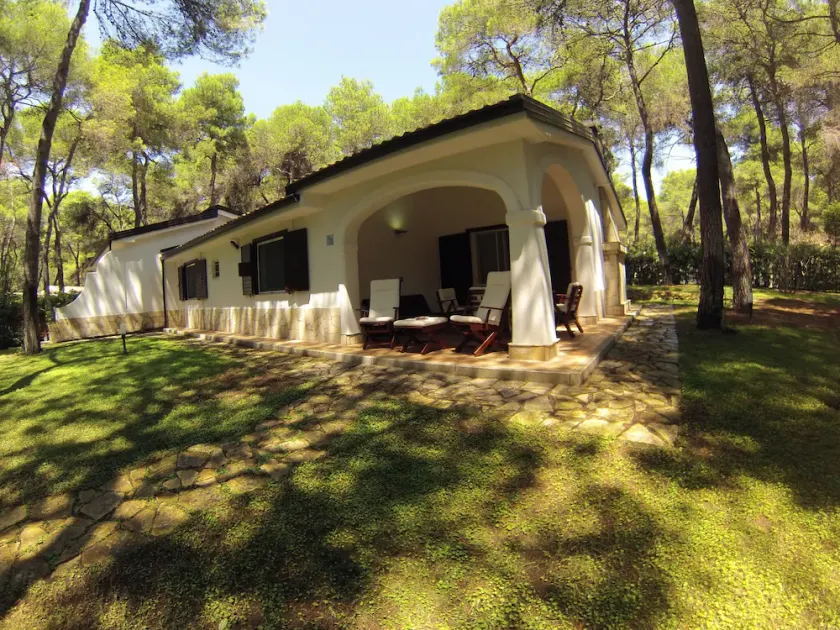 Villa Resort & Privat Strand Riva dei Tessali - Image 1