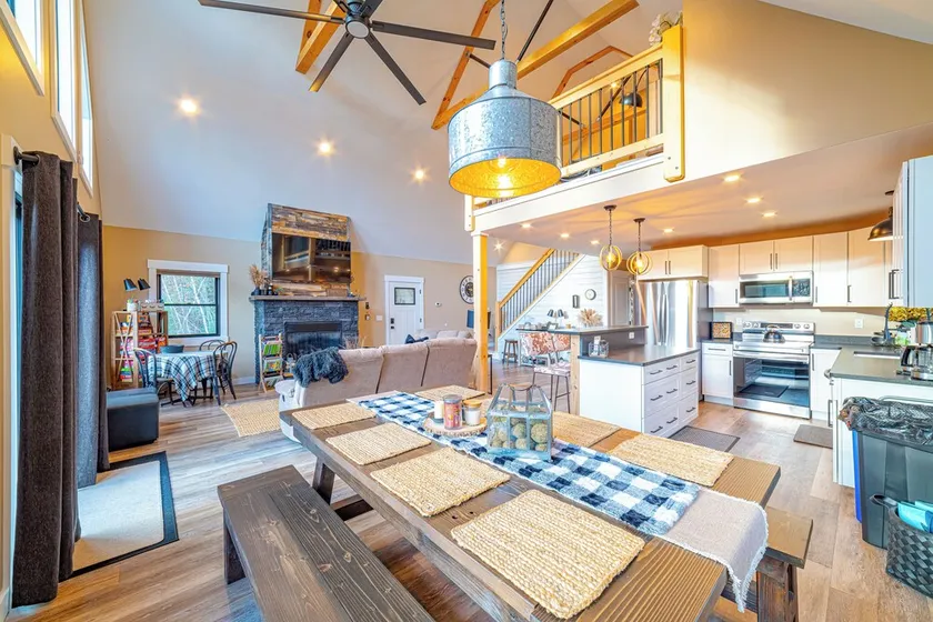 Entire private modern 3-bedroom chalet, Hot Tub, Wifi, 15 mins from Sunday River - Image 1
