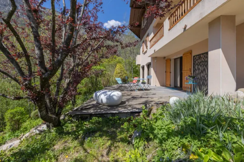 Apartment \"La Tour 74\" with Mountain Views, Private Terrace, and Wi-Fi - Image 1
