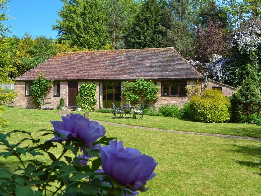 2 bedroom accommodation in Ewhurst Green, near Bodiam - Image 1