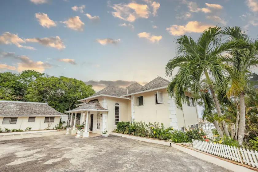 Private villa w/ Gym 5 mins away from town. - Image 1