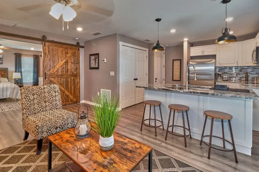 Cozy Haven Attached to Million Home - South Tampa - Image 1