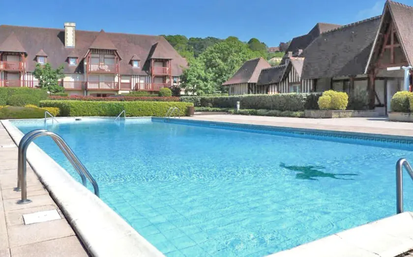 Vacker lägenhet med privat trädgård, i en stängd park med pool och tennis - Image 1