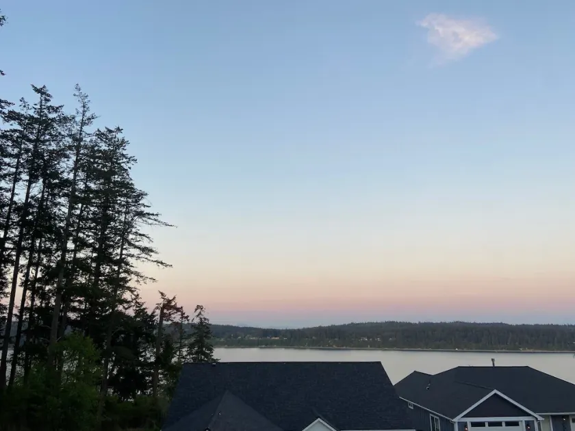Modern, 4 bedroom / 3.5 bathroom, spacious, kid-friendly, water views - Image 1