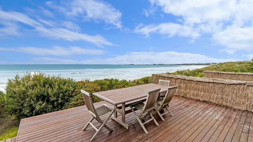Rubys Beachfront - Image 1