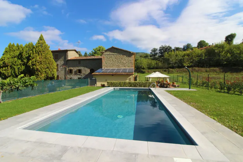 Stunning Private Villa for 4 Guests With Wifi, Private Pool, TV, Veranda, Pets Allowed and Parking - Image 1