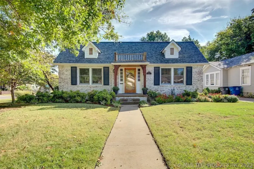 Classy home w/ deck & fenced yard only 2 blocks from the fairgrounds!! - Image 1