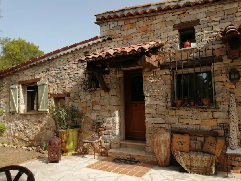 Joli mas Provençal Avec Piscine Privée sur un Grand Terrain Clos Pour 6 à8 Pers - Image 1