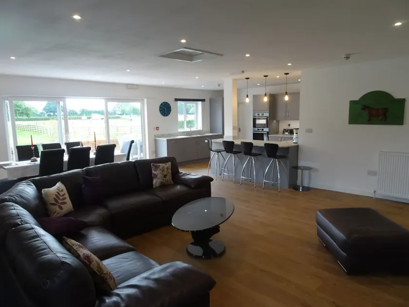 SINGLE STOREY Four Superking en suite rooms on Red House Estate w/seasonal pool - Image 1