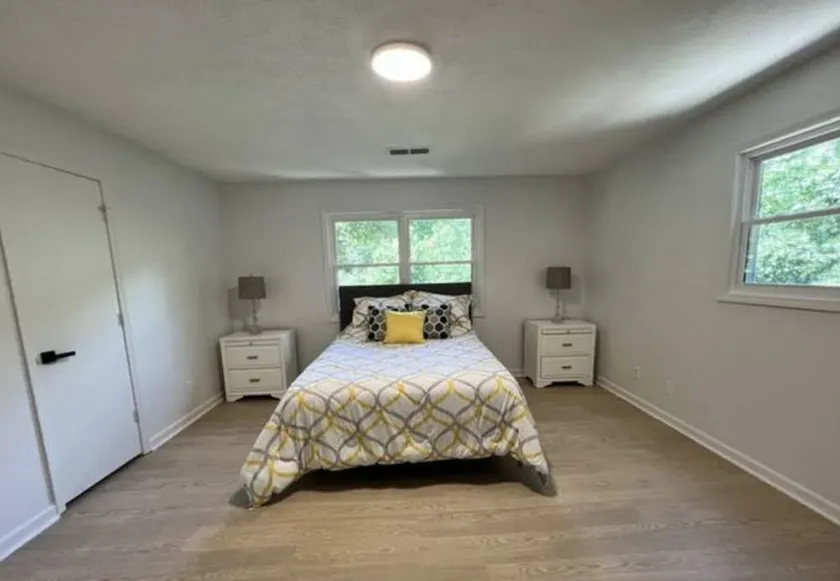 Luxe relaxing 2 bedroom townhouse with parking - Image 1