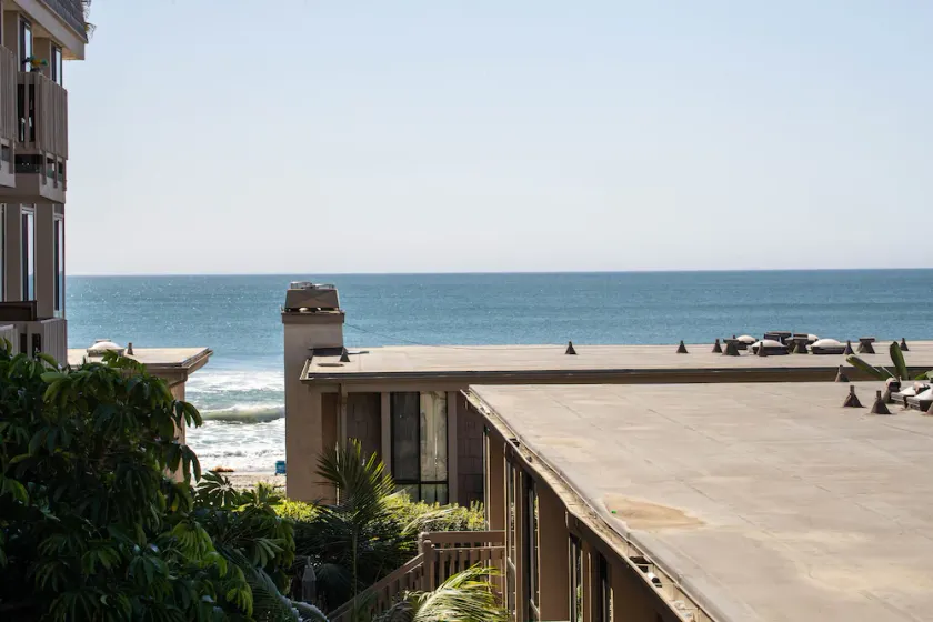 Magnifique Condo sur la plage du village de la côte nord avec vue sur l'océan à l'intérieur! - Image 1