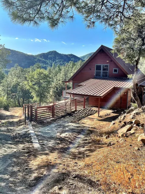 Rustic Crown King Cabin Pet Friendly -Large secluded fenced in yard  - Image 1