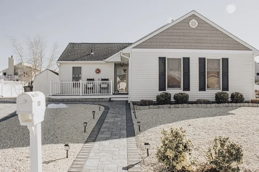 Beautiful waterfront summer getaway-7 minutes to beach! - Image 1