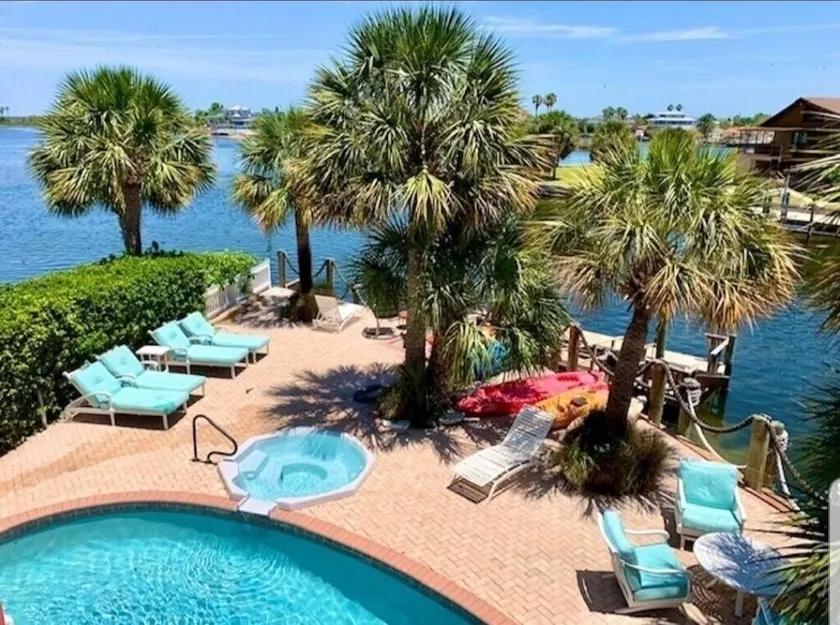 Relax and Play! Gulf FRONT, Private Pool, On-Site Pontoon Boat Rental - Image 1