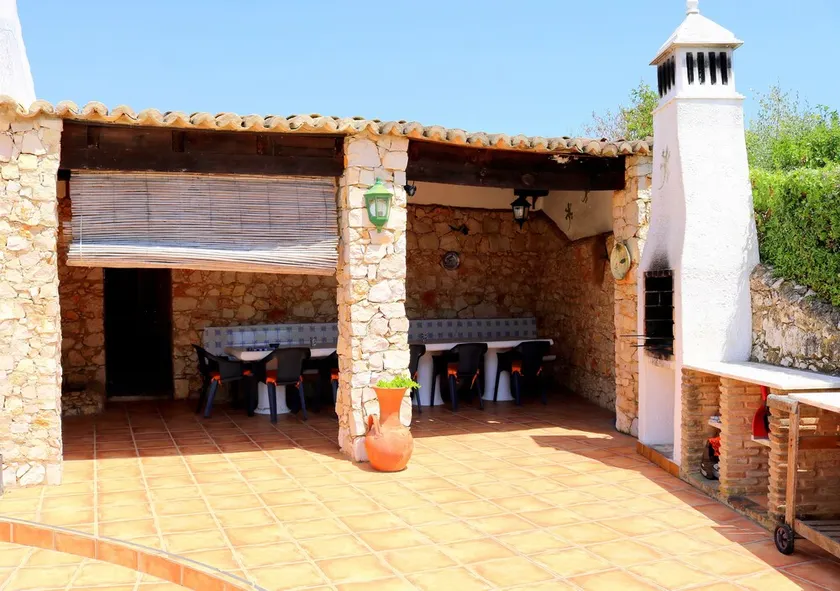 Traditional 6 bed villa with pool + BBQ and close to town & beaches - Image 1