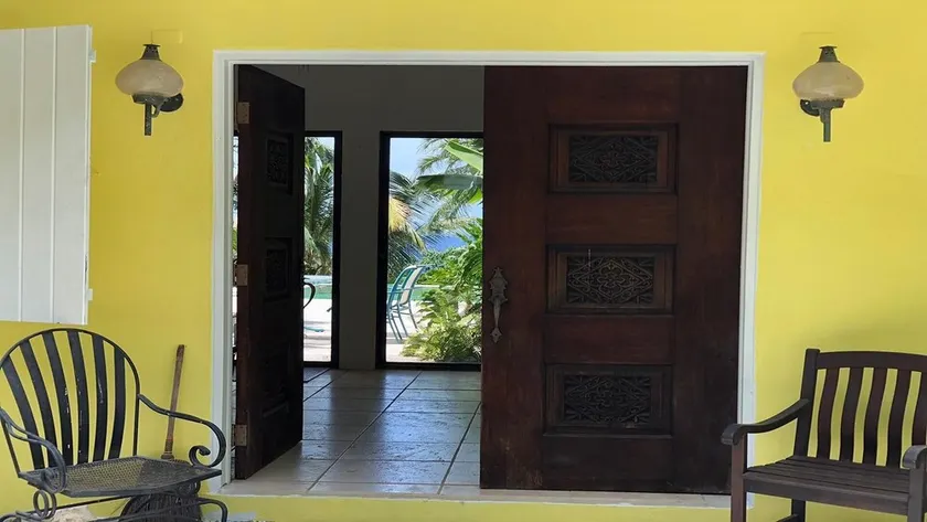 Escapade tropicale avec vue sur l'océan et piscine, idéale pour se détendre en famille. - Image 1