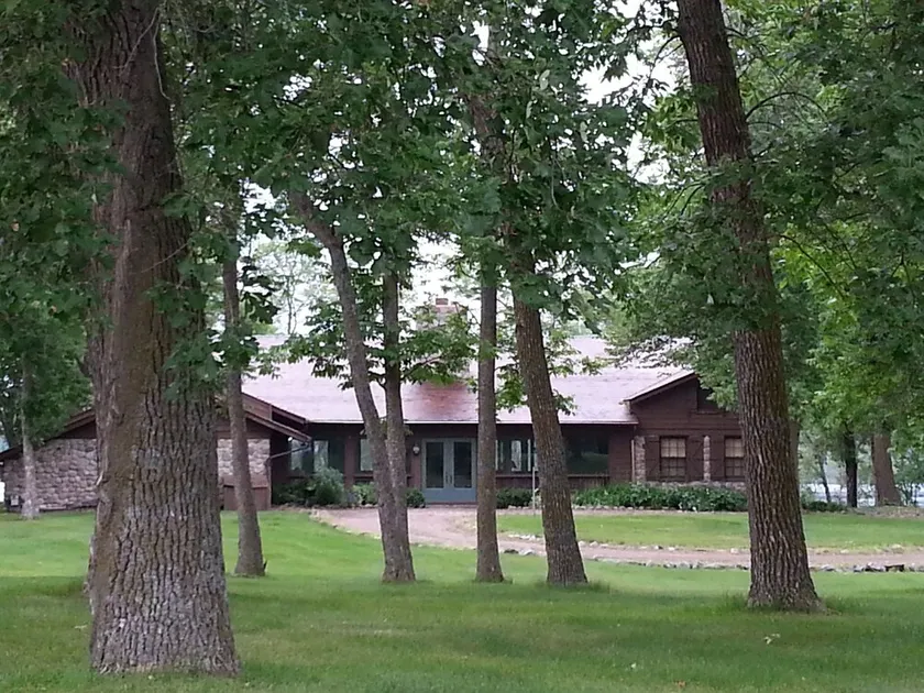 Fånga Minnesota före hösten!<br>Historisk lodge, privat, halv mil sjöstrand. - Image 1