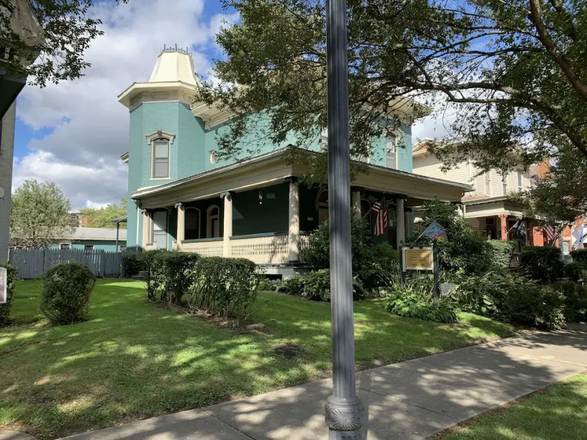 Beautiful Victorian Home - Image 1