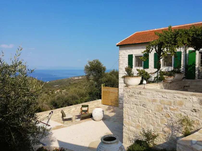 Traditional stone house with unique sea views - Image 1