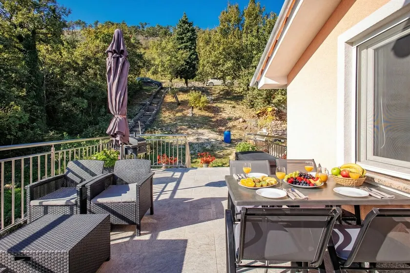 Seaview House Apartments - Image 1