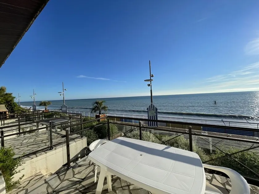 Appartement Duplex en Front de Mer avec Terrasse – Accès Direct Plage – 2 Chambres + Cabine - Image 1