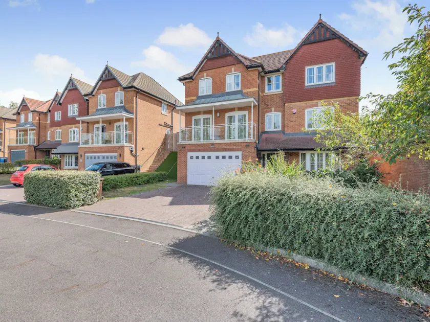 A beautiful large house on an exclusive estate. - Image 1
