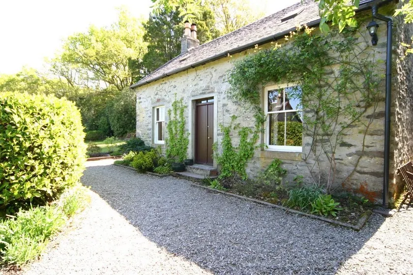 Traditional Springburn cottage, Loch Fyne 50m, sleeps 5 - Image 1