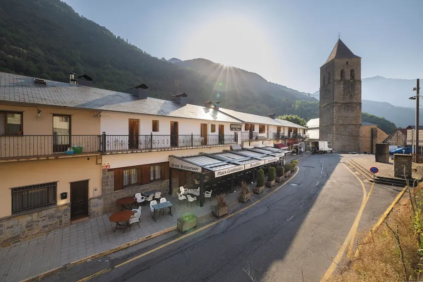 HOSTAL LOS VALLES  - Image 1