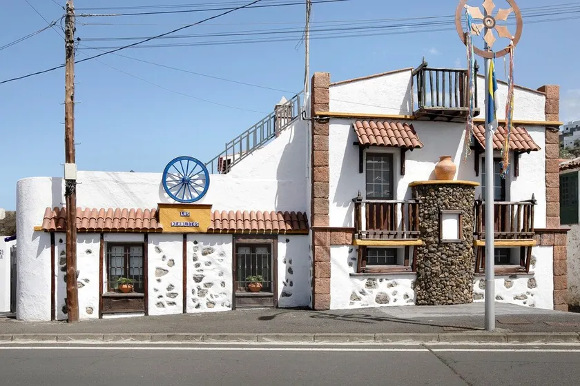 Holiday Home \"Casa Los Diablitos\" – Family-Friendly with Mountain Views, Terrace & Wi-Fi - Image 1