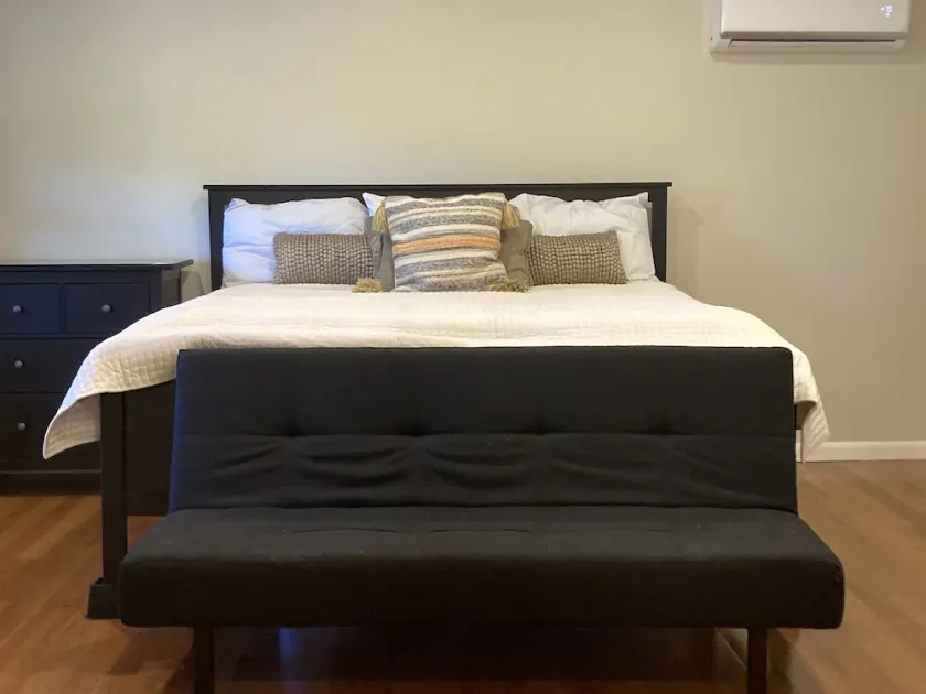 Huge King Bed en suite, Views,Clean & near attractions@ Enjoy Life - Image 1