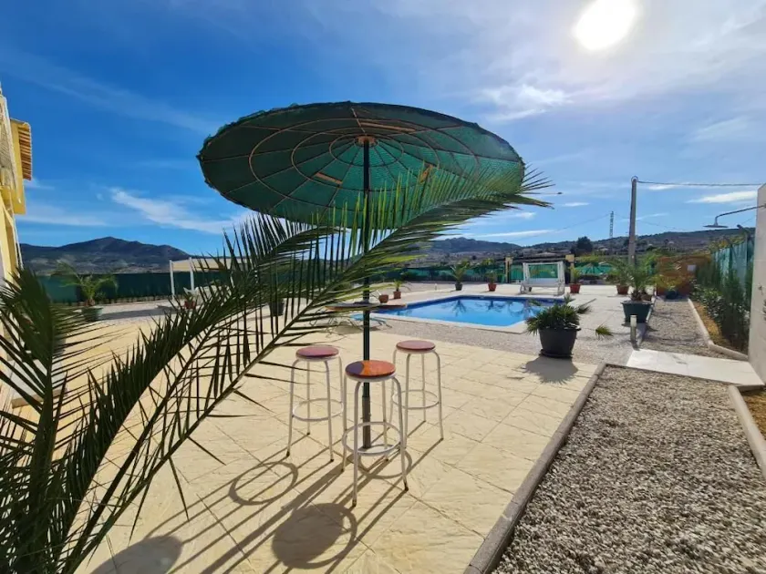Villa with swimming pool not overlooked - Image 1