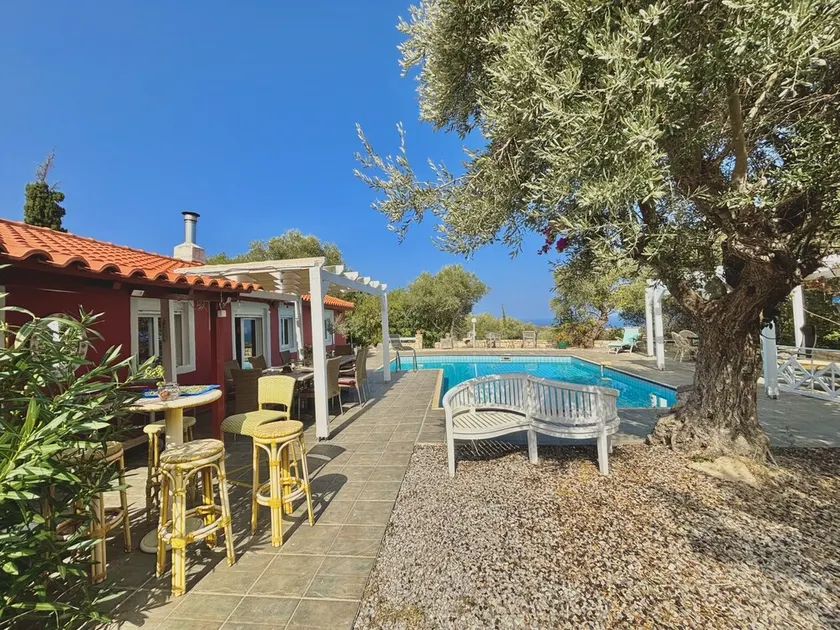 House of character with swimming pool private and seen on sea - Image 1