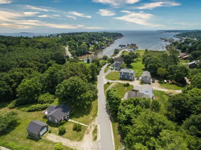 Lowell's Cove Cottage - Quaint 2BR Cottage short walk away from Lowell's Cove - Image 1
