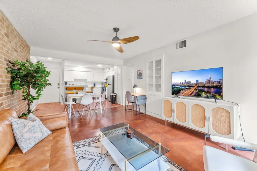Prime Soco Airy 1BR King Suite w Pool Parking - Image 1