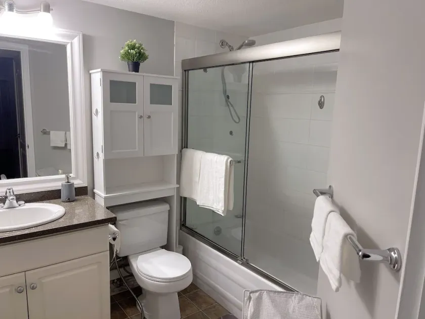 1 bedroom & parking Great Vancouver - Image 1