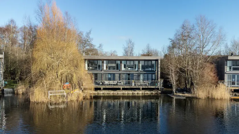 Stunning Lake House in the 5 star Lakes By Yoo Resort in Heart of The Cotswolds - Image 1