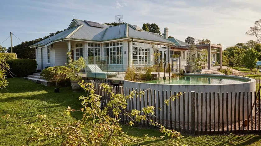 Large, designer home that sleeps 22 - Image 1